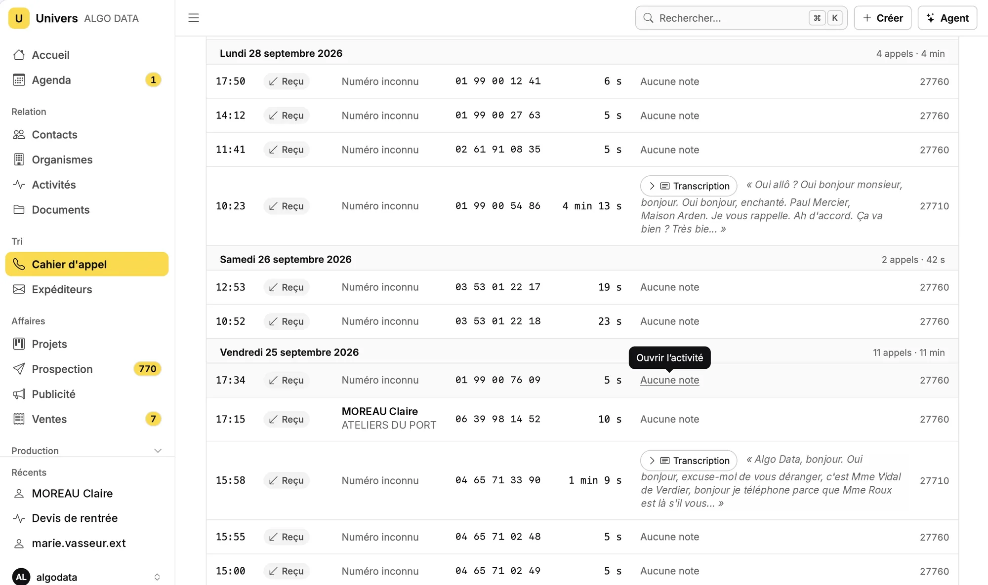 Cahier d'appel d'Univers, dans l'espace de démonstration : les appels du jour par date, avec la durée, une note et la transcription de la conversation. Les numéros et les conversations sont fictifs.